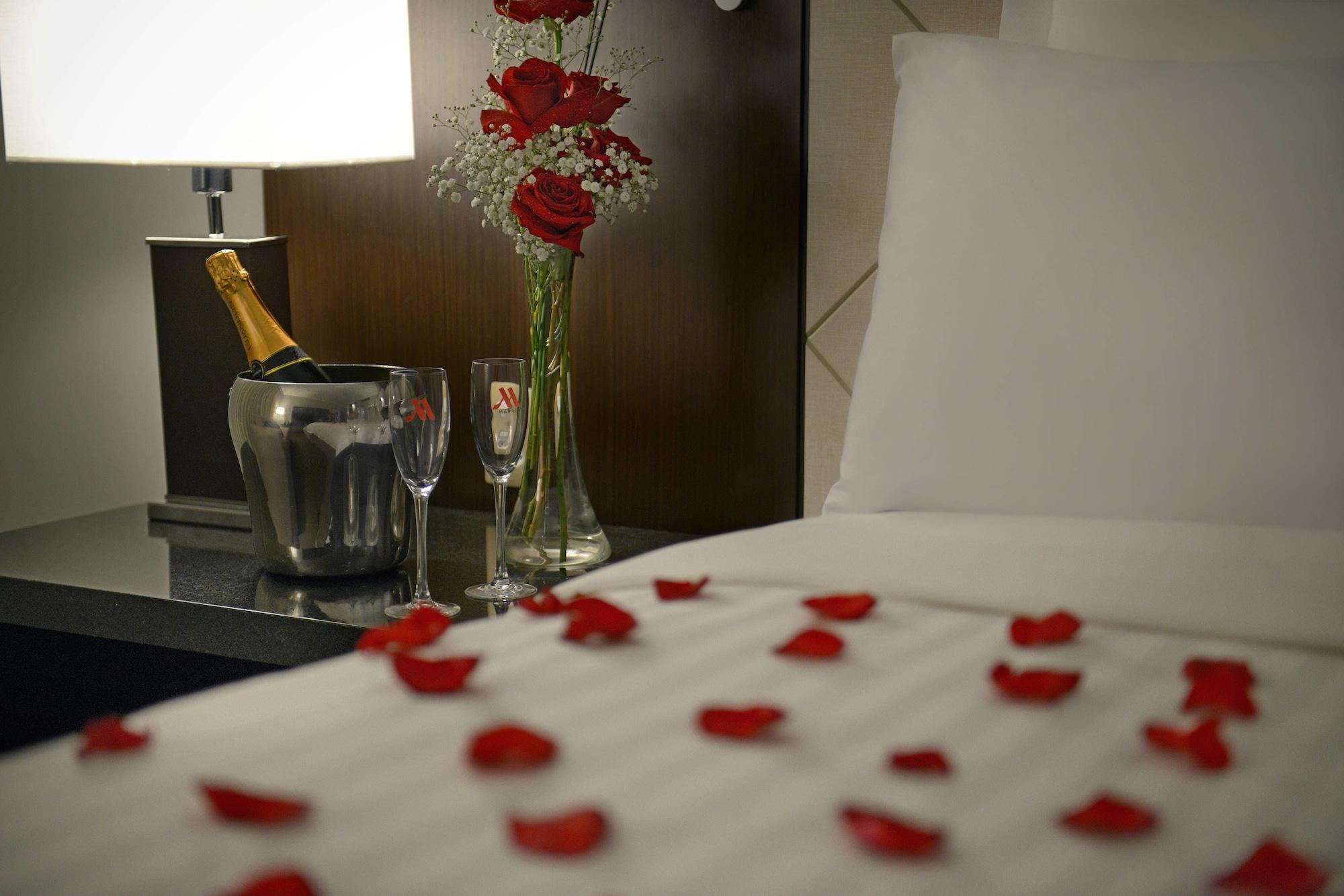 Marriott Sao Paulo Airport Hotel Guarulhos Bagian luar foto A bed with rose petals
