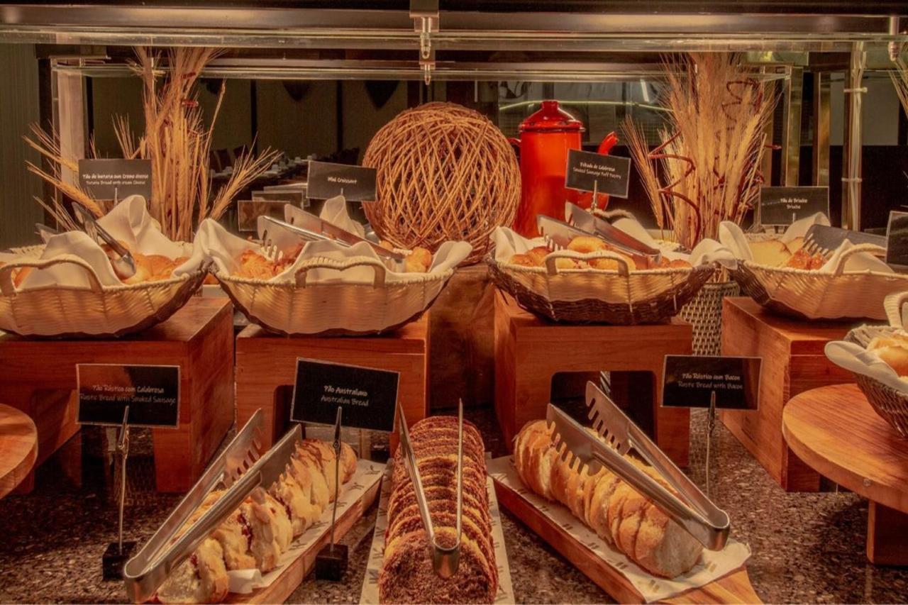 Marriott Sao Paulo Airport Hotel Guarulhos Bagian luar foto A bread station at a buffet