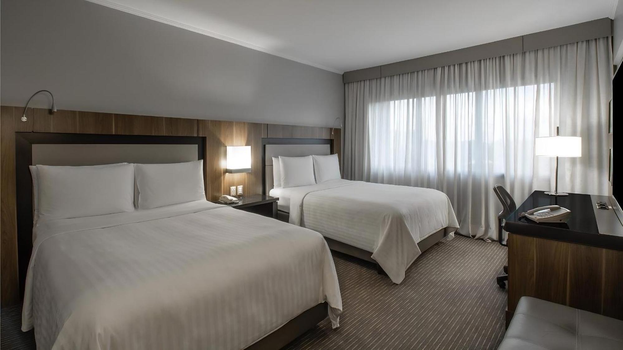 Marriott Sao Paulo Airport Hotel Guarulhos Bagian luar foto A typical guest room at the Hilton San Francisco Airport